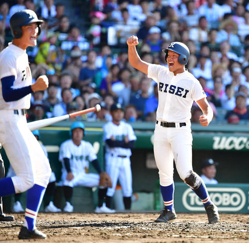 津田学園対履正社　2回裏履正社2死一、二塁、清水の先制適時打で二塁から生還する内倉（撮影・清水貴仁）