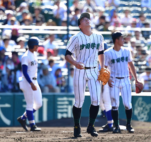 津田学園対履正社　3回裏履正社2死二、三塁、野上に右越えの走者一掃適時三塁打を打たれ天をあおぐ津田学園・前投手（撮影・清水貴仁）