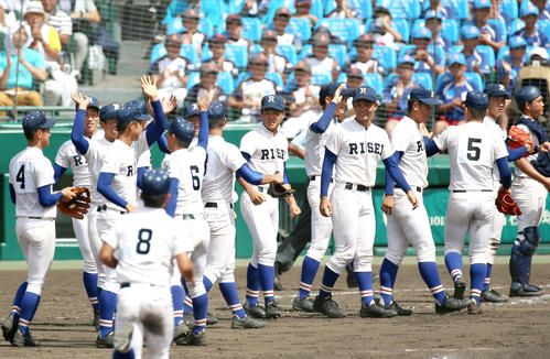 津田学園対履正社　津田学園に勝利し笑顔の履正社ナイン（撮影・上山淳一）