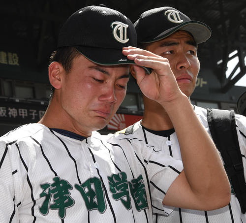 津田学園対履正社　履正社に負け号泣する前佑囲斗（撮影・奥田泰也）