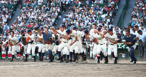 八戸学院光星対智弁学園　接戦を制した八戸学院光星ナインはアルプススタンドへ笑顔で駆けだす（撮影・足立雅史）