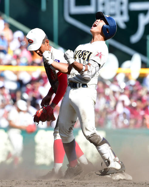 八戸学院光星対智弁学園　8回表八戸学院光星2死二塁、左翼線へ同点適時二塁打を放ち歓喜の下山（右）