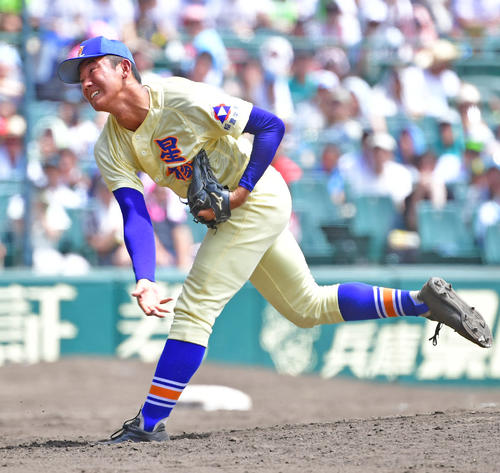 星稜対立命館宇治　6回途中から3番手で登板する星稜・奥川投手（撮影・清水貴仁）