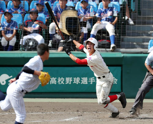 智弁和歌山対明徳義塾　7回表智弁和歌山1死一、二塁、勝ち越しの右越え3点本塁打を放つ細川（撮影・前田充）