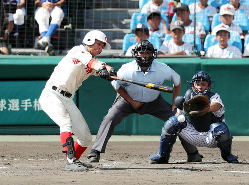 智弁和歌山対明徳義塾　7回表智弁和歌山1死一、三塁、同点の遊撃適時内野安打を放つ黒川（撮影・前田充）