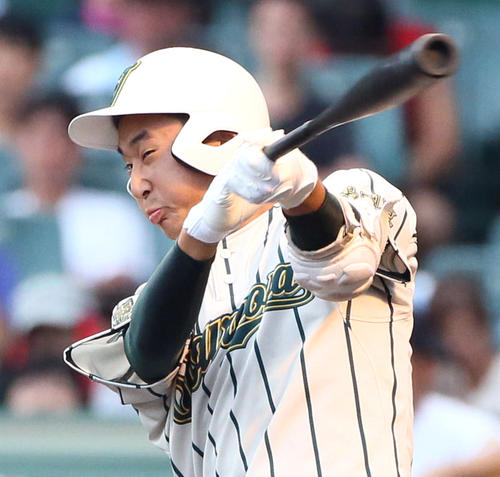 １回戦で逆転打を放つ鶴岡東・丸山