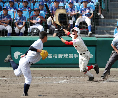 智弁和歌山対明徳義塾　7回表智弁和歌山1死一、二塁、勝ち越しの右越え3点本塁打を放つ細川（撮影・前田充）