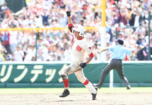 智弁和歌山明徳義塾　7回表智弁和歌山1死一、二塁、3点本塁打を放ちガッツポーズの細川（撮影・山崎安昭）