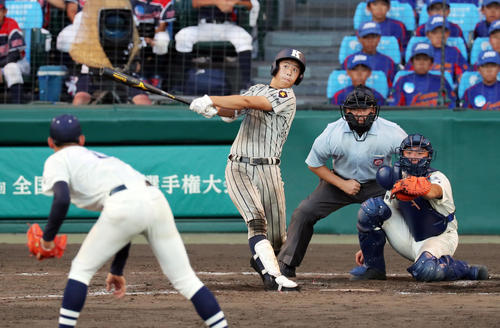 敦賀気比対国学院久我山　9回表敦賀気比無死一塁、サイクル安打達成となる右中間2点本塁打を放つ杉田（撮影・前田充）
