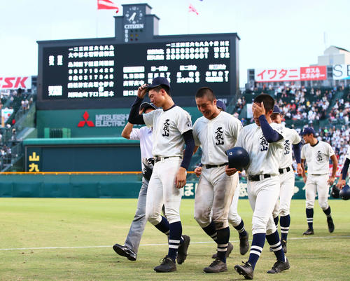 敦賀気比対国学院久我山　敦賀気比に敗れ甲子園を後にする高下（左端）ら国学院久我山ナイン（撮影・足立雅史）