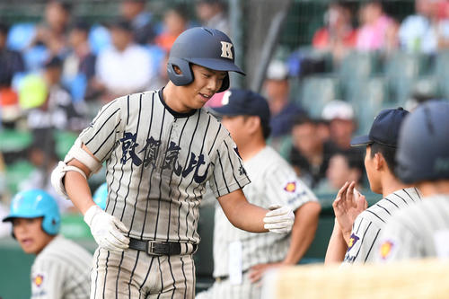 敦賀気比対国学院久我山　9回表敦賀気比無死一塁、2点本塁打を放ちサイクル安打を達成した杉田はチームメートとタッチをかわす（撮影・山崎安昭）