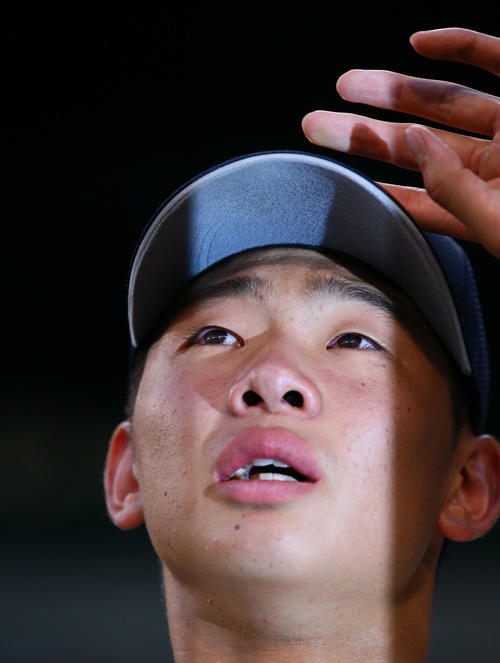 敦賀気比対国学院久我山　敦賀気比に敗れ涙する国学院久我山・高下（撮影・足立雅史）