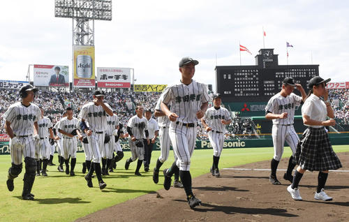 津田学園対履正社　応援団にあいさつを終え引き揚げる津田学園ナイン（撮影・奥田泰也）