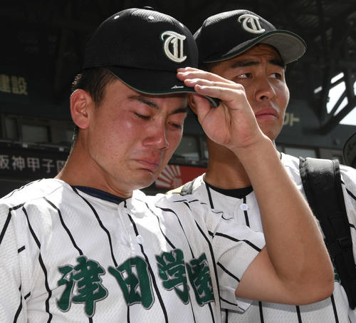 津田学園対履正社　履正社に敗れて涙する津田学園・前（左）（撮影・奥田泰也）