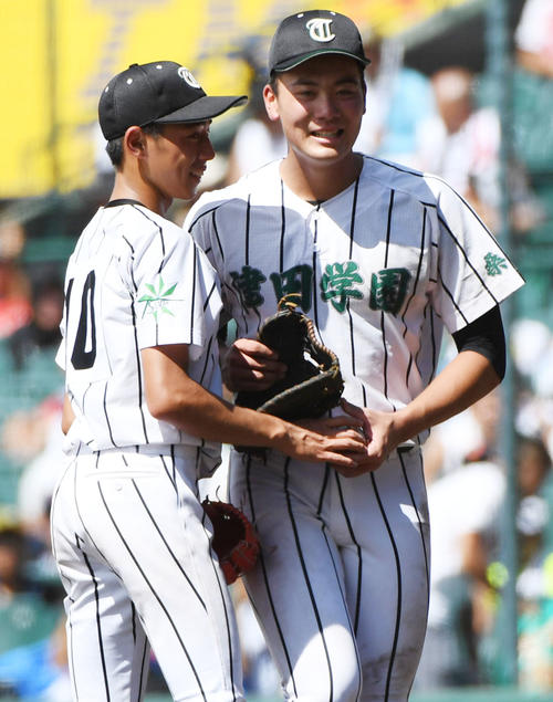 津田学園対履正社　8回、降井隼斗（左）と交代する前佑囲斗（撮影・奥田泰也）