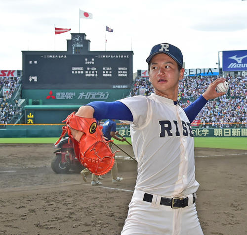 津田学園対履正社　完投勝利をあげクールダウンする履正社・清水投手（撮影・清水貴仁）