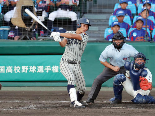 敦賀気比対国学院久我山　5回表敦賀気比1死三塁、左犠飛を放つ木下（撮影・前田充）