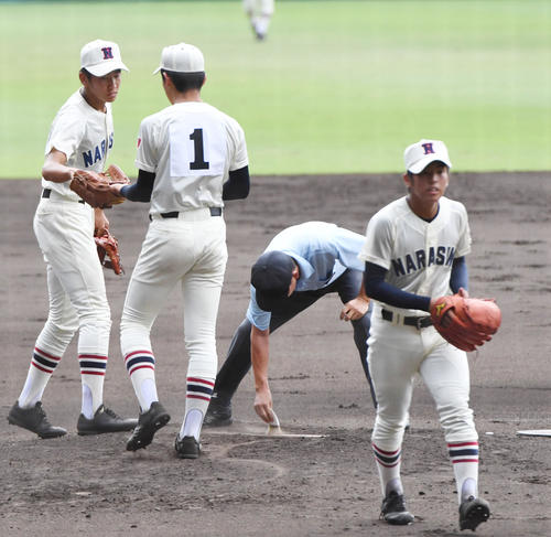 鶴岡東対習志野 2回山内翔太(右)と交代する飯塚脩人(左から2人目)(撮影・奥田泰也)
