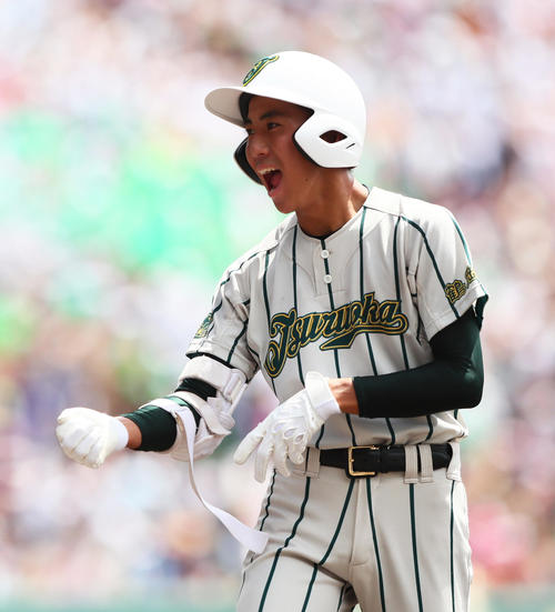 鶴岡東対習志野 2回表鶴岡東1死一、三塁、右前適時打を放ちガッツポーズする山路(撮影・足立雅史)
