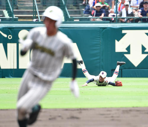 鶴岡東対習志野　5回表鶴岡東2死二塁、山路の鋭い打球に習志野・竹縄左翼手が飛び込んで好捕する（撮影・清水貴仁）