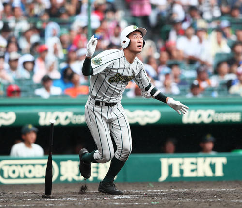 鶴岡東対習志野 9回表鶴岡東2死、丸山は右越えに2打席連続の本塁打を放つ(撮影・足立雅史)