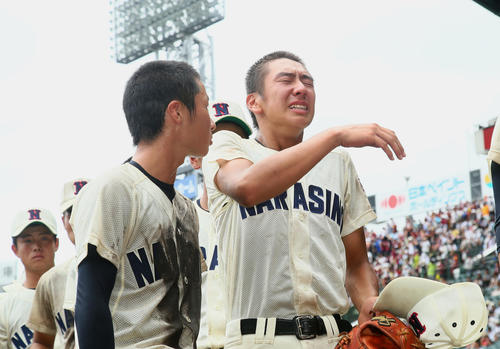 鶴岡東対習志野 2回戦で敗退し涙する和田(右)ら習志野ナイン(撮影・足立雅史)