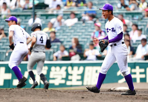 熊本工対関東第一　6回表熊本工無死一塁、田中亮を遊ゴロ併殺に打ち取る土屋（撮影・清水貴仁）