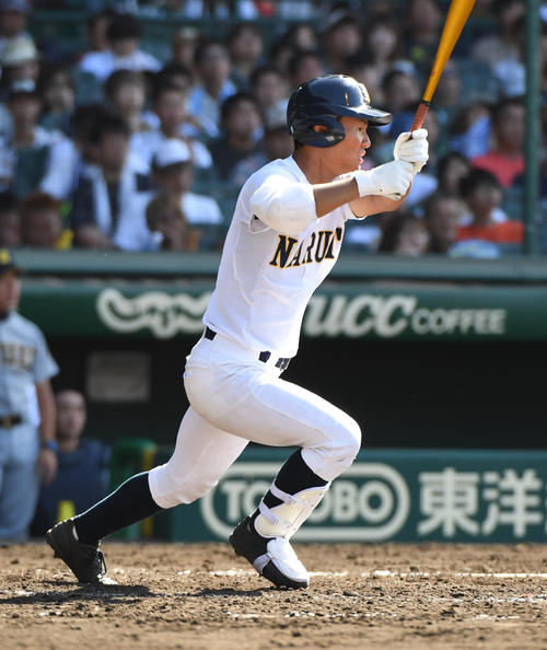 仙台育英対鳴門 4回裏鳴門無死一、二塁、浦和博は中前適時打を放つ(撮影・奥田泰也)
