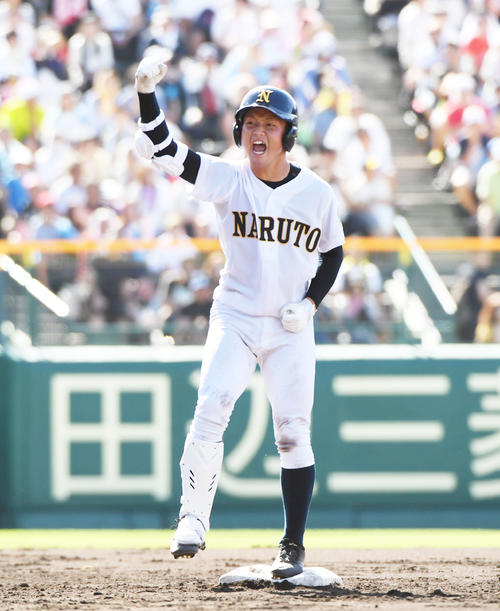 仙台育英対鳴門 6回裏鳴門1死二、三塁、原田力輝右越え2点適時二塁打を放つ(撮影・奥田泰也)