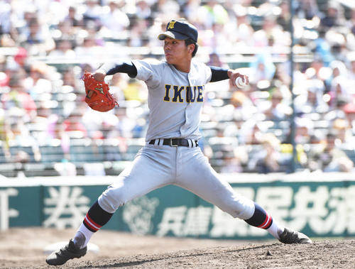 仙台育英対鳴門 7回から登板した仙台育英・笹倉(撮影・奥田泰也)