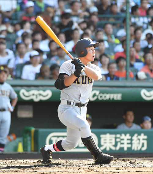 仙台育英対鳴門　1回表2死、小濃塁が右中間へ本塁打を放つ（撮影・奥田泰也）