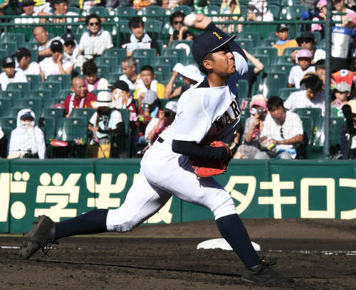 仙台育英対鳴門　力投する鳴門先発の西野（撮影・山崎安昭）