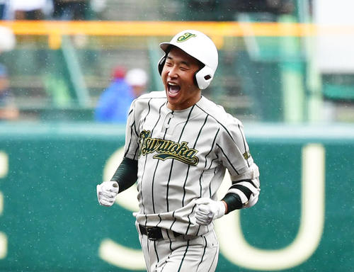 9回表鶴岡東2死、2打席連続となる右越え本塁打を放ち、ほえながら塁を回る丸山（撮影・清水貴仁）
