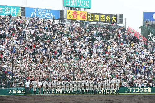 鶴岡東対習志野　習志野に勝利し笑顔で校歌を歌う鶴岡東ナイン（撮影・足立雅史）
