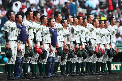習志野に勝利し笑顔で校歌を歌う鶴岡東ナイン