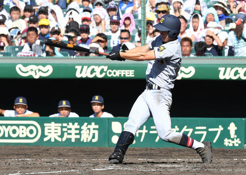 第101回全国高校野球選手権大会　仙台育英対鳴門　4回表仙台育英1死一、二塁、中里は右前適時打を放つ（撮影・山崎安昭）