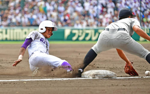熊本工対関東第一　1回裏関東第一無死二塁、二盗に続き三盗も決める大久保（撮影・清水貴仁）