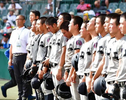 熊本工対関東第一　試合に敗れベンチ前に整列する熊本工ナイン（撮影・清水貴仁）