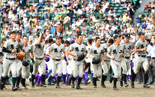 応援席にあいさつに向かう熊本工ナイン（撮影・清水貴仁）