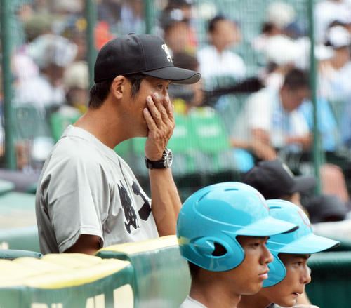 応援席にあいさつに向かう熊本工ナイン（撮影・清水貴仁）