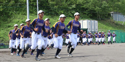 足並みをそろえてランニングする北照ナイン（撮影・西塚祐司）