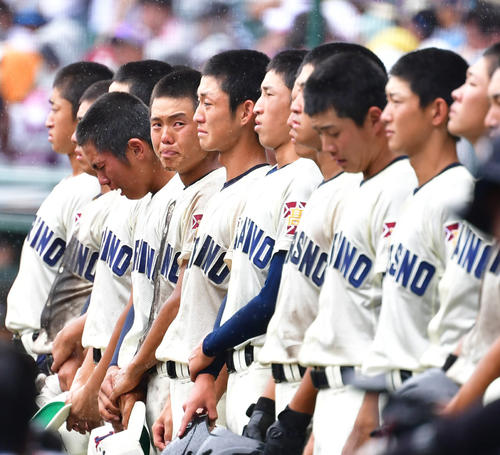 鶴岡東対習志野　試合に敗れ整列する習志野ナイン（撮影・清水貴仁）