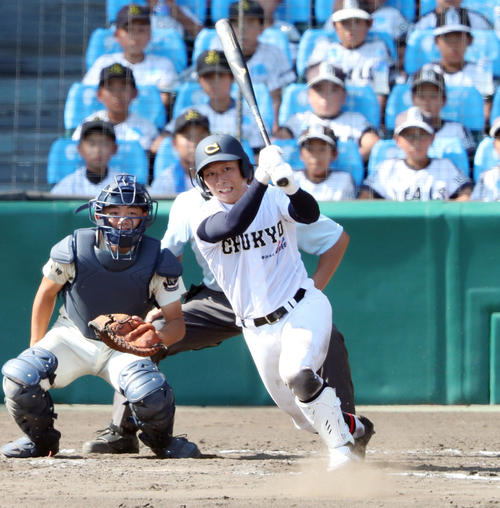 11日、北照対中京学院大中京　7回裏中京学院大中京2死二塁、勝ち越しの左前適時打を放つ藤田（撮影・前田充）