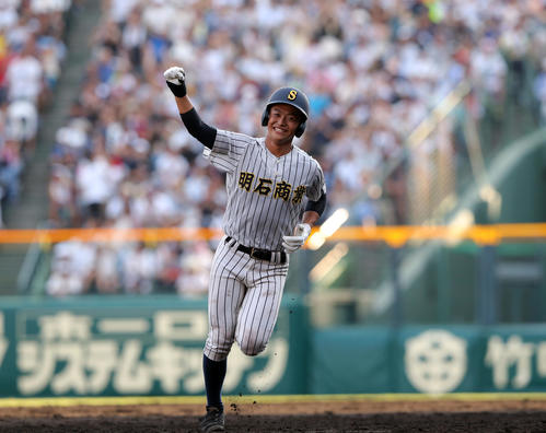 11日、花咲徳栄対明石商　5回裏明石商2死一塁、2点本塁打を放ち、ガッツポーズする水上（撮影・大野祥一）