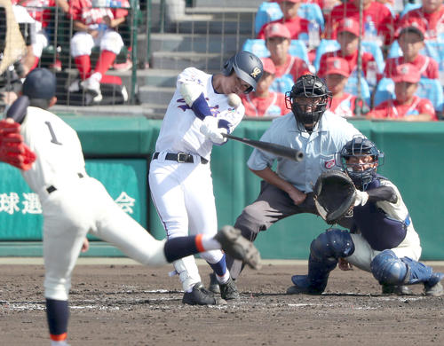 12日、宇部鴻城対宇和島東　4回表宇部鴻城1死一塁、岡田は右越え2点本塁打を放つ（撮影・上山淳一）