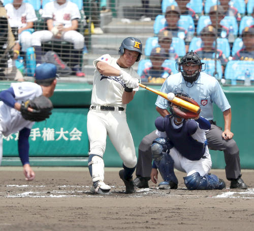 12日、海星対聖光学院　6回表海星1死、大串は右越え本塁打を放つ（撮影・上山淳一）