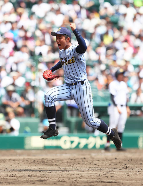 中京学院大中京対東海大相模　5回裏中京学院大中京を無失点に抑えジャンプして喜ぶ東海大相模2番手の諸隈（撮影・足立雅史）