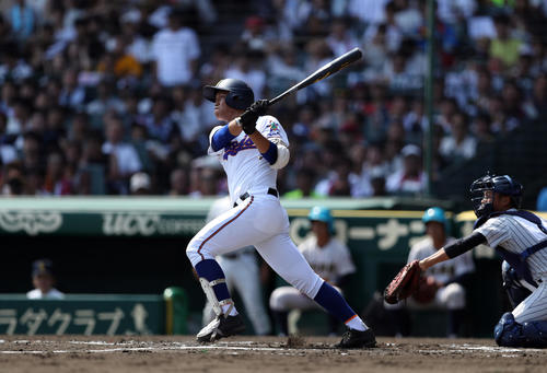 明石商対宇部鴻城　1回表宇部鴻城1死一塁、先制2点本塁打を放つ宇部鴻城・酒井（撮影・狩俣裕三）