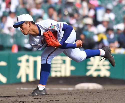 宇部鴻城対明石商　宇部鴻城先発の岡野（撮影・上田博志）