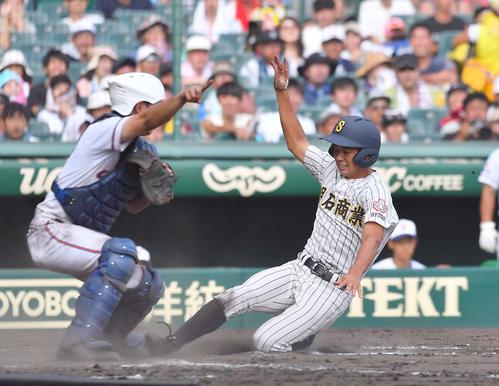宇部鴻城対明石商　8回裏明石商1死三塁、清水良の三ゴロの間に同点のホームを踏む窪田康太（撮影・上田博志）
